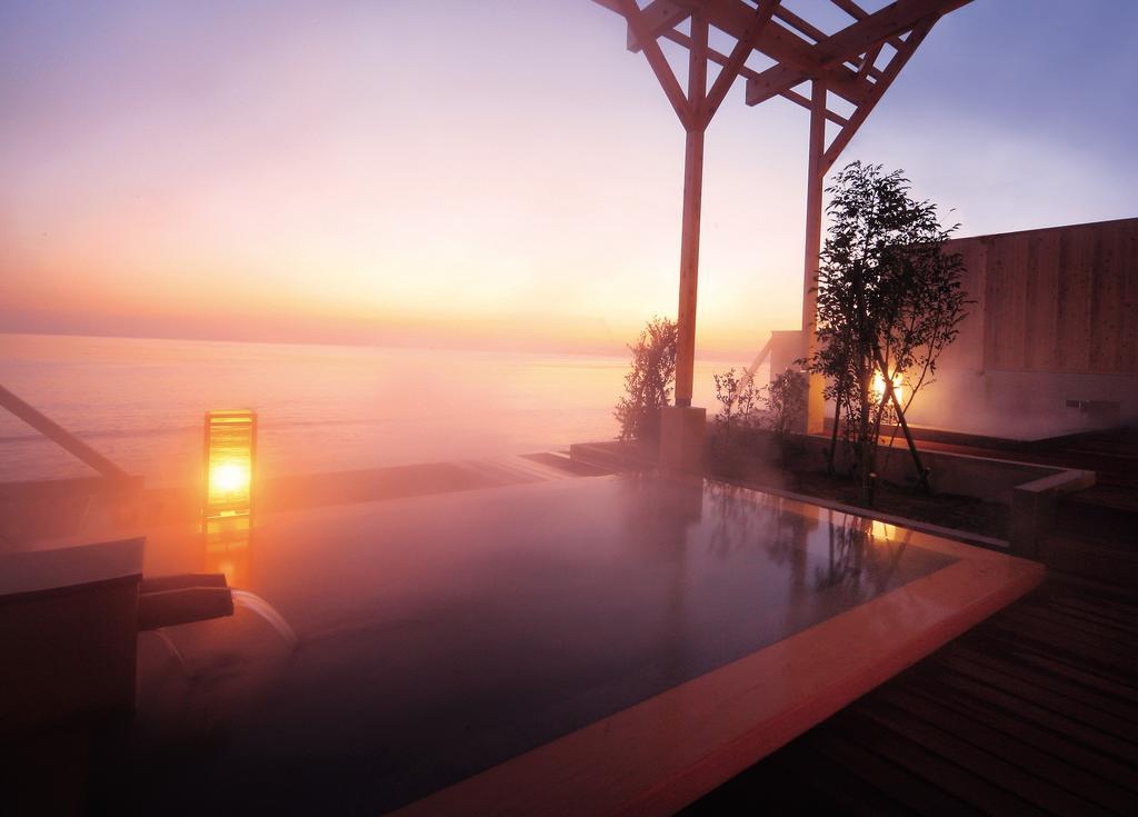 Amane Resort Seikai Beppu Exterior foto A view of the outdoor onsen at the Hoshino Resorts Karuizawa Hika