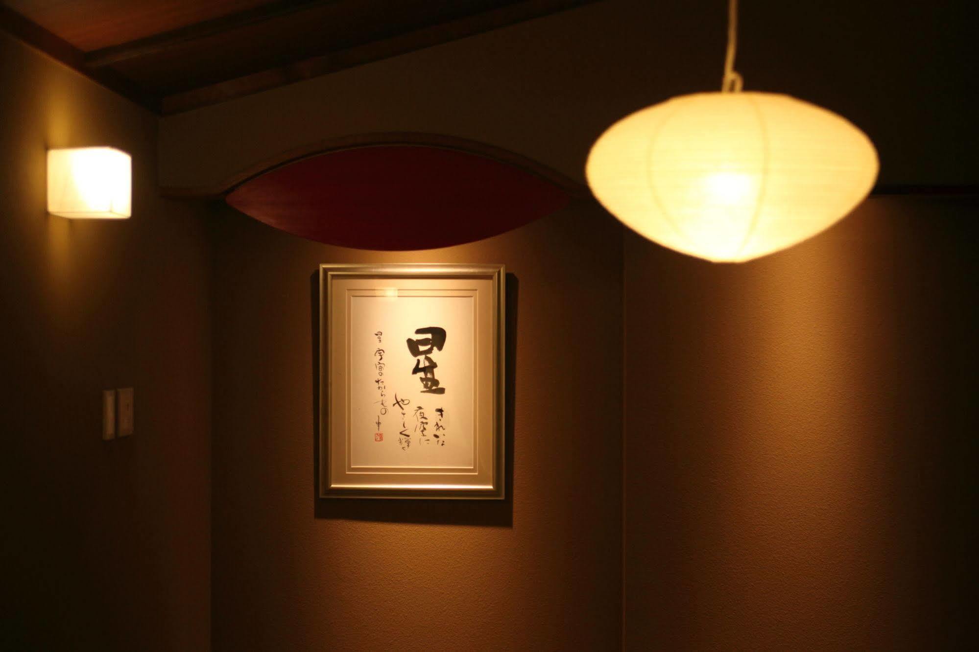 Amane Resort Seikai Beppu Exterior foto A Japanese room with a Japanese paper lamp